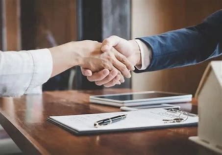 O movimento Somos Republicanos defende que para proteger os empregos é preciso dinamizar a economia. 
Portugal continua com a sua economia muito fechada e precisamos de exportar mais. Somos um país pequeno, mas com imenso potencial, com produtos de qualidade, mas faltam-nos mecanismos para nos posicionarmos no mercado internacional. 

Somos Republicanos tem como missão encontrar mecanismos de dinamização económica e com isto, incentivar as empresas e flexibilizá-las a contratar em segurança tendo como objetivo final, a criação de um maior número de postos de trabalho. Por sua vez, o movimento acredita que esta flexibilidade empresarial irá criar mais democracia no trabalho e liberdade para todos os trabalhadores e maior hipótese de escolha. 

O movimento acredita que devem ser implementados sistemas de fiscalização para que o estado possa cobrar os impostos ao cidadão comum e às grandes empresas e para isso, os Republicanos defendem a diminuição da carga fiscal. 

Mais fiscalização! 
               Diminuição da carga fiscal! 
           Democracia no trabalho! 
Flexibilidade para os trabalhadores e para as empresas! 
Mais segurança para empregar, mais liberdade para mudar!
